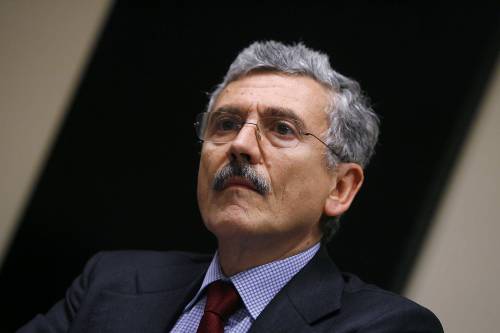 Caso Bari, Il Pdl grida al complotto. D'Alema: "Incapaci"