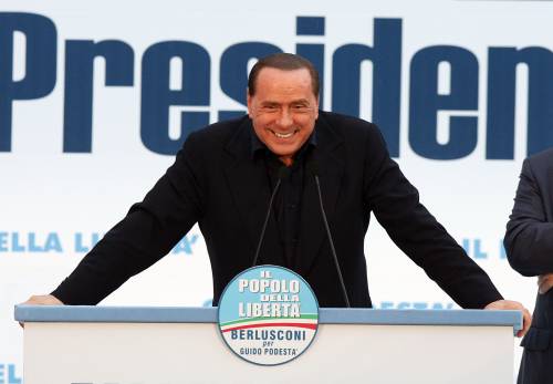 Caso Bari, Berlusconi: "E' spazzatura 
Farò fuori pure questa, come a Napoli"