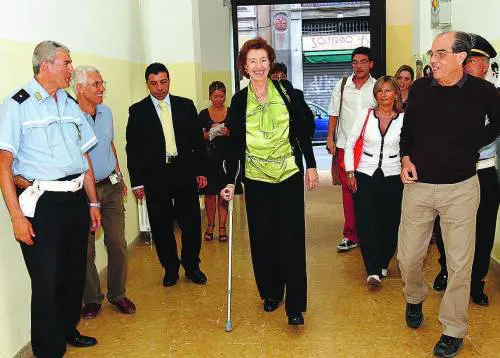 La Moratti in cabina con la stampella: 
"La Provincia conta, bisogna votare"