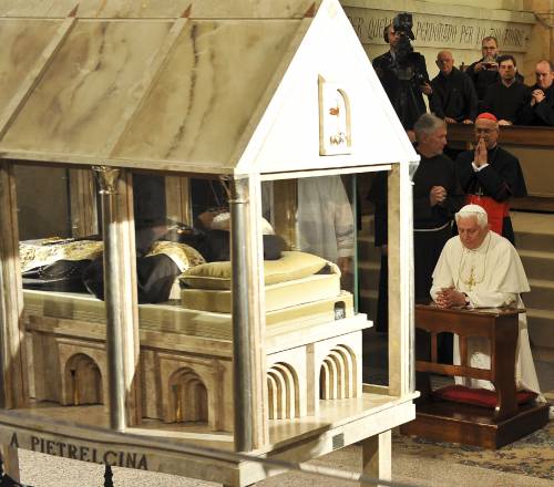 Il Papa in ginocchio da San Pio: 
"Più preghiera e meno attivismo"