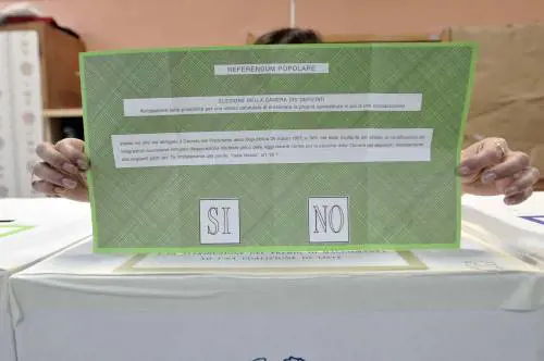 La politica pensa al flop: 
più firme e via il quorum 
Maroni: "Farò proposta"