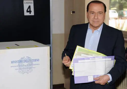 Berlusconi: "Governo 
più forte, sconfitti 
gli attacchi eversivi"