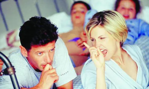 I genitori litigano: bimba di 6 anni chiama la polizia per farli smettere