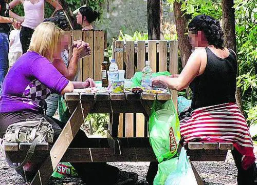 «Costretti a guardare dalle finestre i vandali che sporcano Villa Croce»