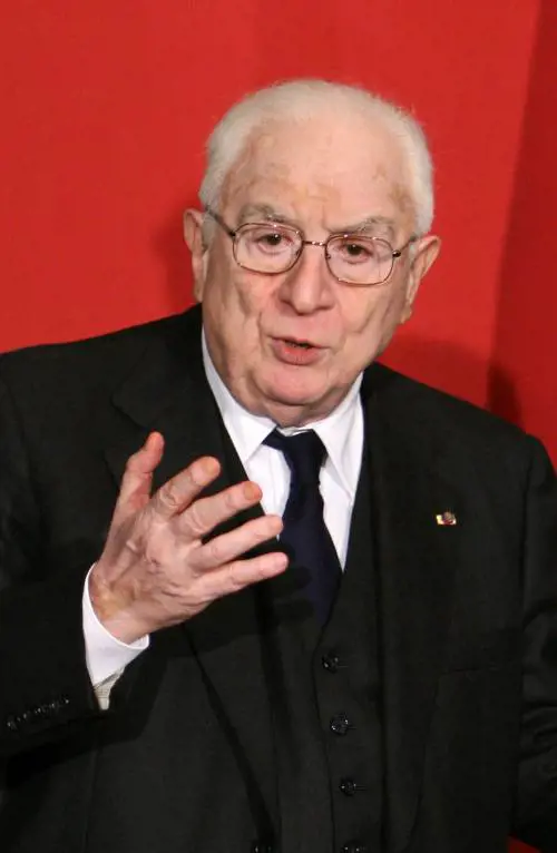 "Il vero colpo basso deve arrivare: 
lo spareranno durante il G8"