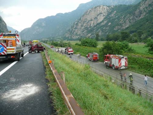 Un tir investe 5 operai: 
un morto e 2 feriti gravi 
Chiusa la Torino-Aosta