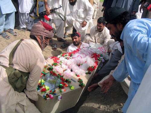 Pakistan, razzo su funerale: 83 morti
