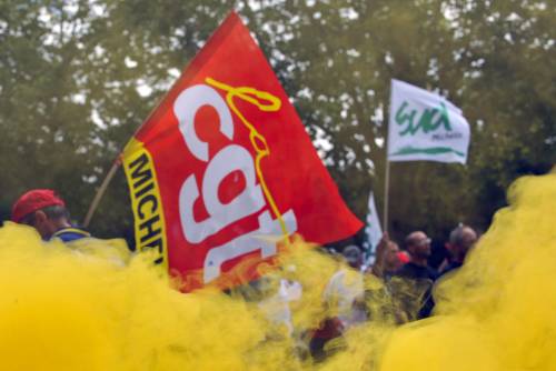 Francia, il sindacato comunista 
sgombera i clandestini: è scontro