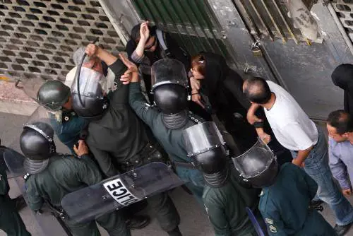 Teheran, la scure del regime: "Punire i rivoltosi anche con la morte"