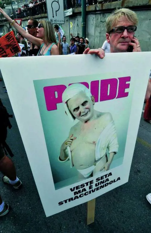 Il circo di Luxuria incuriosisce e blocca la città