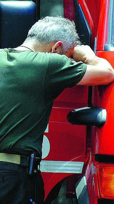 «Fate presto, aiutateci qui brucia tutto Cè un uomo in fiamme»