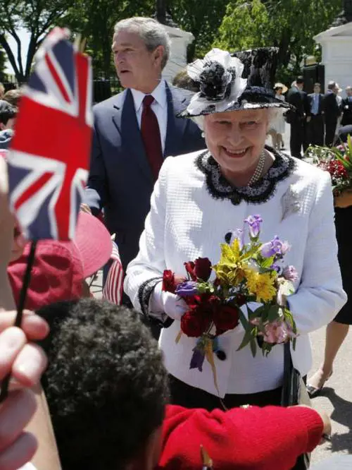 Regina mia, quanto mi costi: Elisabetta chiede l’aumento