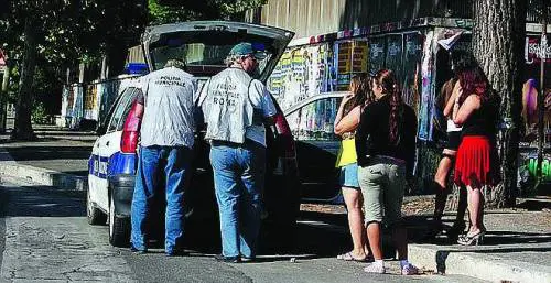 Prostitute Sul marciapiede all’8° mese di gravidanza