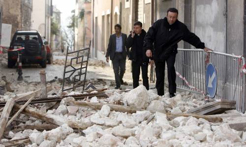 L'Aquila, nuova forte scossa: gente in strada 