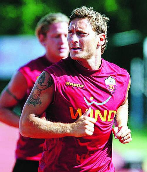 Calcio Roma in coro: «Giù le mani da Totti»