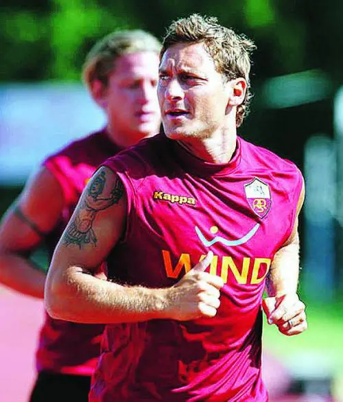 Calcio Roma in coro: «Giù le mani da Totti»