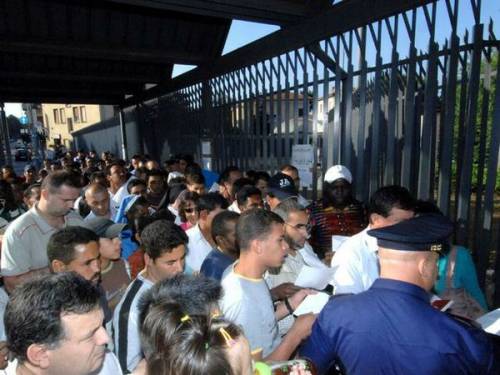 Giovanardi: regolarizzare le colf. No della Lega