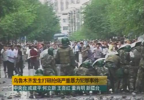Cina, scontri etnici con gli uighuri: 156 morti 
Napolitano a Hu Jintao: "Rispetto diritti umani"