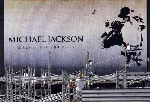 L’ultimo sballo di Jacko: i funerali kolossal