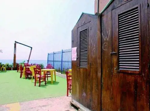 Privato regala gabinetti ai bagnanti di Voltri