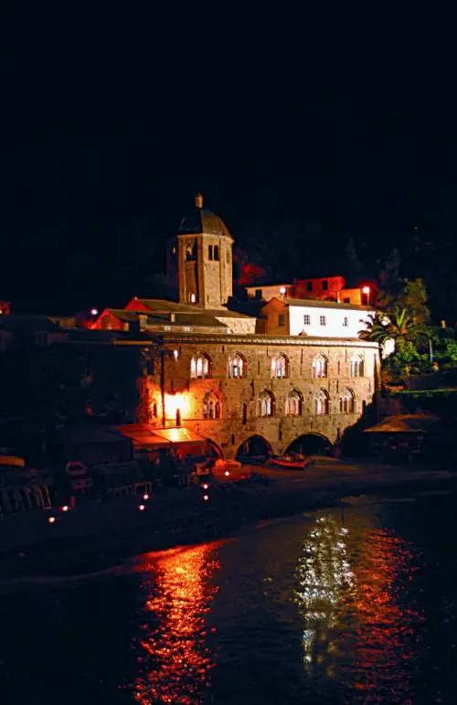 I concerti nellabbazia riempiono demozione le notti di S. Fruttuoso