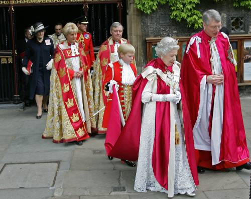 Terremoto nella Chiesa anglicana 
Elisabetta sostiene il vescovo anti-gay