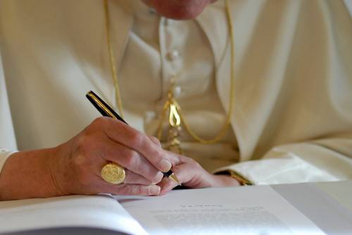 Caritas in veritate, l'enciclica sociale del Papa: 
"La crisi si supera con il lavoro e la solidarietà"