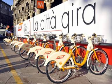 Traffico, rivoluzione estiva: 
gratta e sosta a due euro 
e 150 stazioni bike sharing