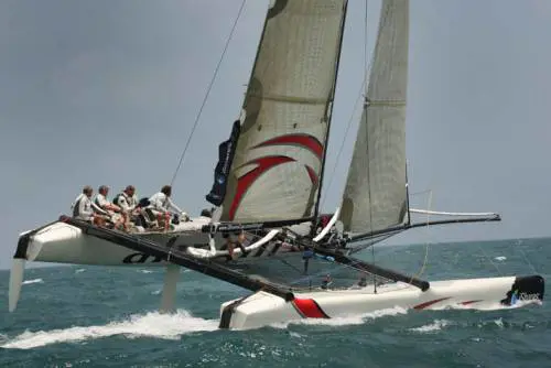 Alinghi vara il maxi-catamarano 
per la sfida dell'America's Cup 