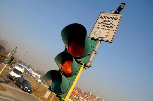 Taranto, nessuno paga l’energia 
Case "allacciate" ai semafori