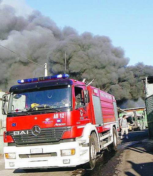 Incendio «Sfasciacarrozze fuori dal Gra»