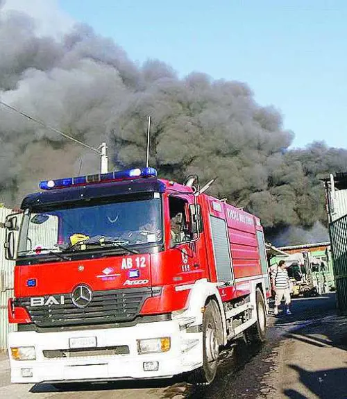 Incendio «Sfasciacarrozze fuori dal Gra»