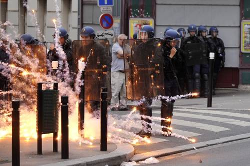 Francia, operai licenziati: "I soldi o salta tutto"