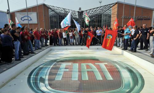 Fiat, gli operai bloccano il traffico a Mirafiori