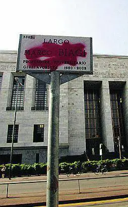 Vernice rossa: di nuovo imbrattata la targa dedicata a Marco Biagi