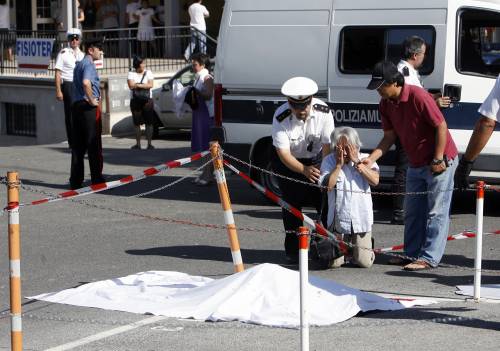 Auto contro fermata bus: un morto