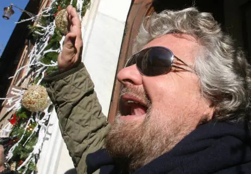 A Grillo la tessera del Pd 
E la sfida: "2mila firme 
poi li mando tutti a casa"