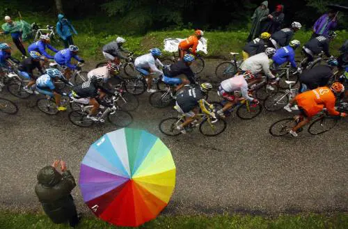 Follia al Tour: 2 ciclisti 
feriti a colpi di pistola