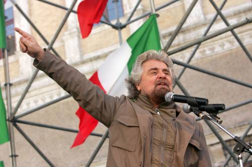 Grillo: "Il Pd è un carro funebre". Romagna, una sberla per Fassino