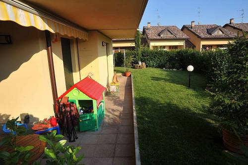 Strangola figlio di 4 anni 
con un caricabatterie 
La madre è in arresto