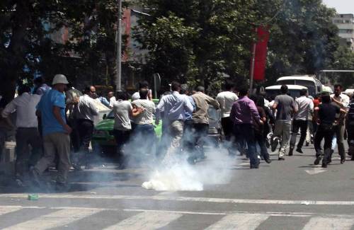 Iran, scontri tra polizia 
e sostenitori di Moussavi: 
botte e decine di arresti