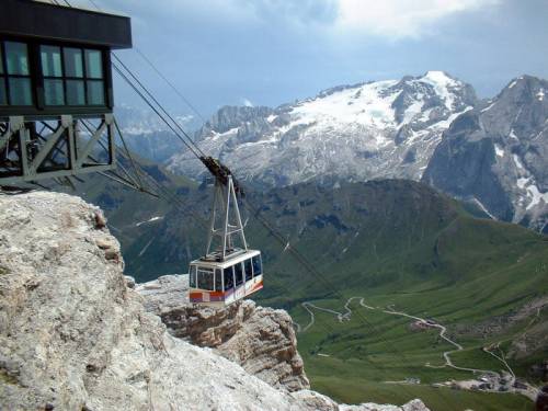 Paura in Trentino per 400 persone: 
bloccate su funivia per il forte vento 