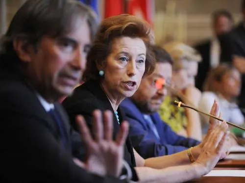 Vendevano pass sosta falsi: denunciati 16 vigili urbani