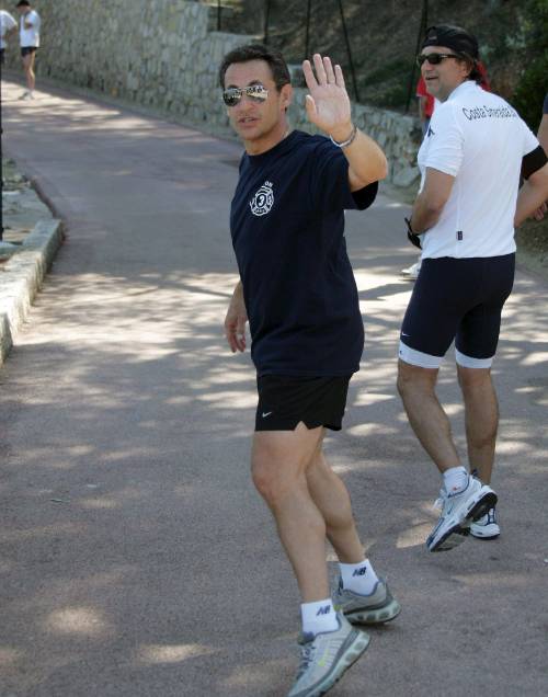 Sarkozy crolla mentre fa jogging: ricoverato 
L'Eliseo: "Ora sta bene, solo un lieve malore"