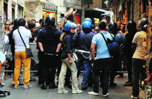 Il coraggio di 400 firme contro la violenza rossa