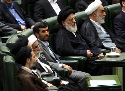 Iran, Ahmadinejad giura: scontri