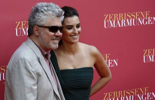 Almodovar contro il Papa: 
"Esca dalle mura vaticane 
vada tra le famiglie vere"