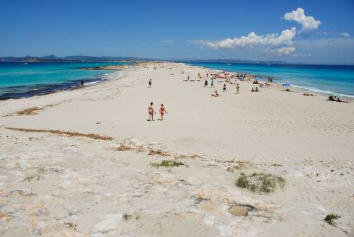 Formentera, il figlio dell'emiro 
"occupa" tutta la spiaggia