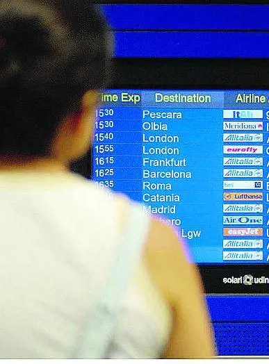 Più biglietti che posti sull’aereo E i passeggeri rimangono a terra