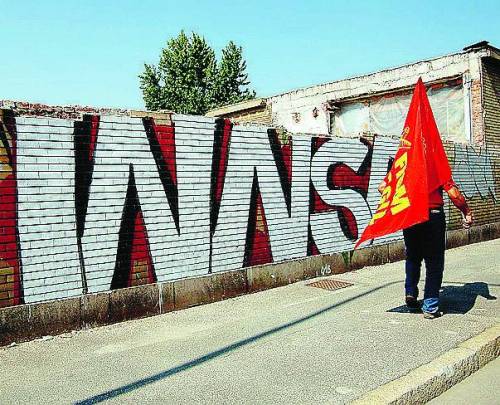 Innse Operai ancora sulla gru ma si apre uno spiraglio e spunta un nuovo acquirente